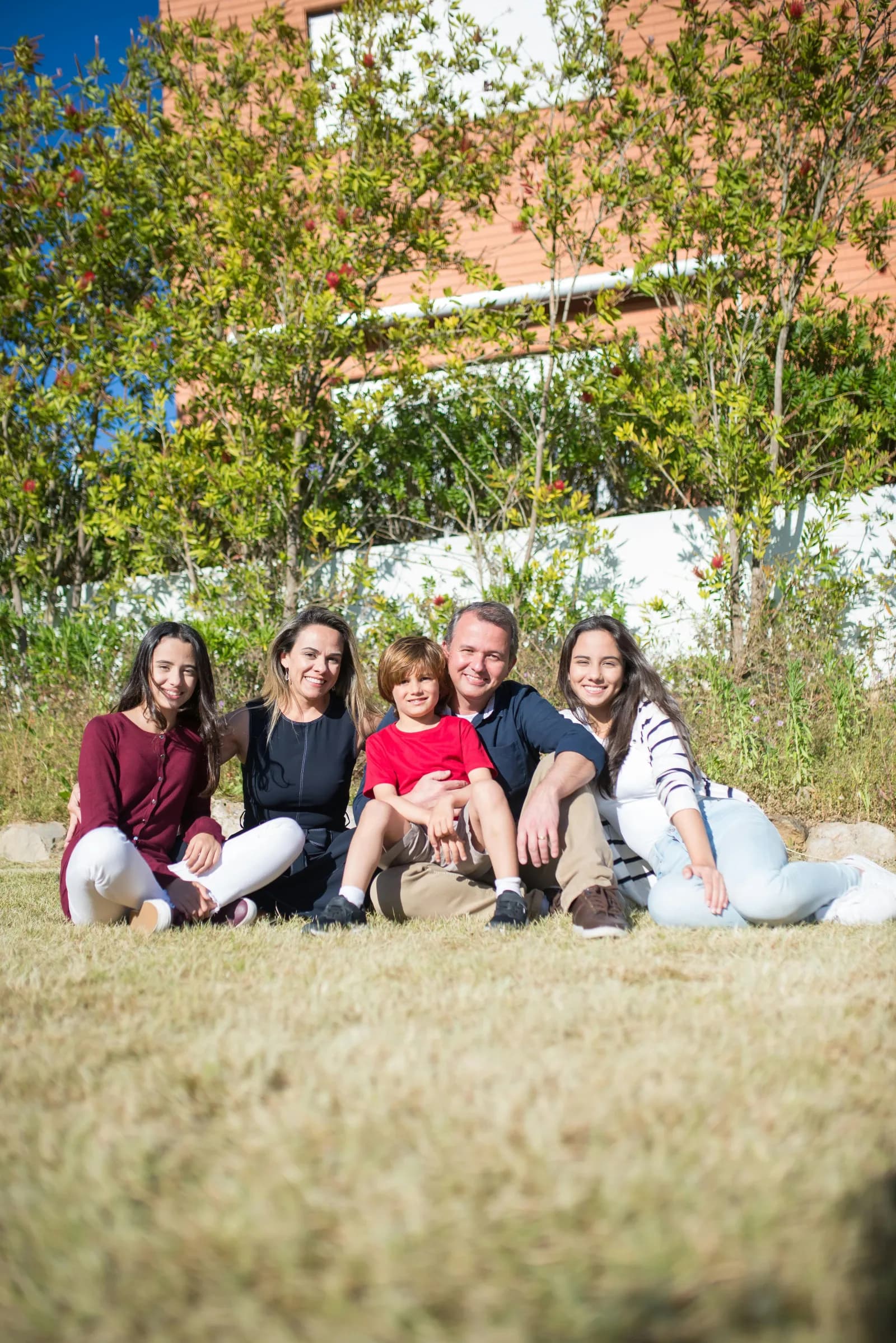 Familie samlet utendørs på en solrik dag