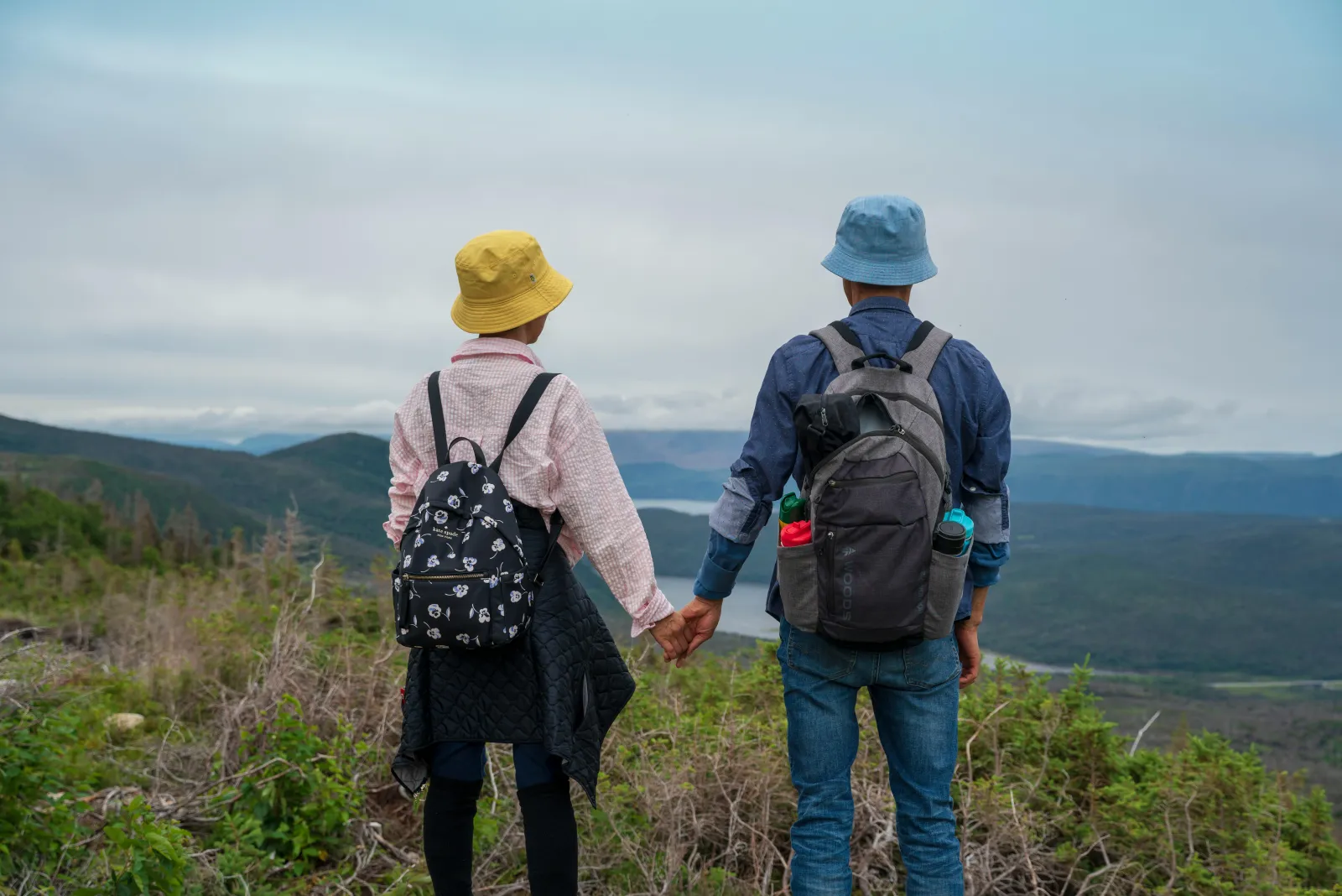 Par hånd i hånd på fjelltur en sommerdag